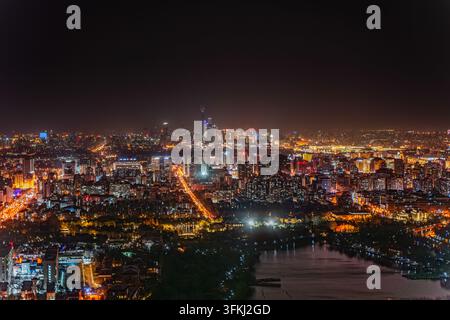 Vue nocturne de la ville de Pékin, gratte-ciel du quartier des affaires et parc Yuyuantan Banque D'Images