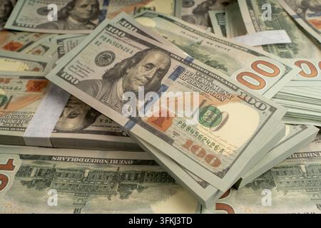 Piles de billets de cent dollars américains empilés Banque D'Images