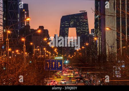 Paysage urbain du siège de CCTV à Pékin au crépuscule Banque D'Images