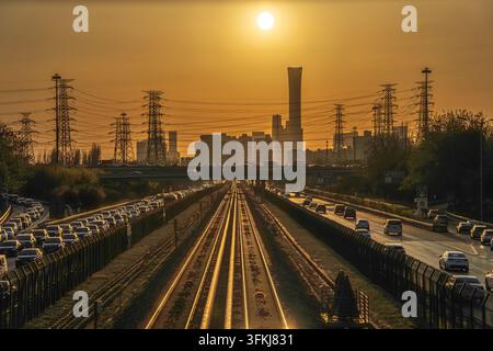 Silhouettes de trafic aux heures de pointe à la tombée du soir à Pékin Banque D'Images