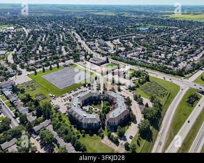 Vue aérienne du quartier de Brevoort Park à Saskatoon, Canada. Complexe résidentiel circulaire entouré d'espaces verts et de routes. Arbres et ar Banque D'Images