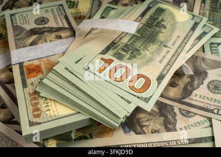 Billets de cent dollars américains empilés, vue de l’arrière, en pile Banque D'Images