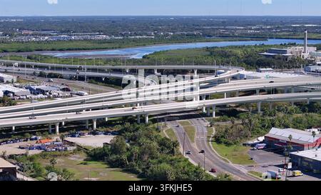 Trafic sur l'autoroute dans la banlieue de Tampa City, Floride. Journée ensoleillée avec la baie au loin. Panorama aérien en gros plan. Banque D'Images