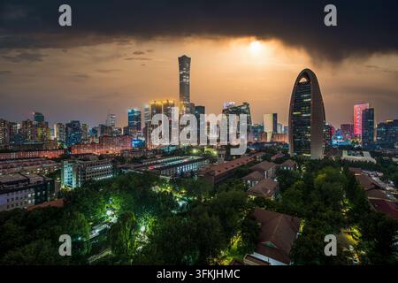 Ciel urbain dynamique et dramatique à l'heure dorée du soir dans le quartier des affaires central (CBD) de Pékin Banque D'Images