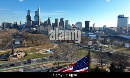 Drapeau américain à Philly. Une montée aérienne révèle la skyline de la ville de Philadelphie par une journée ensoleillée, Pennsylvanie. Banque D'Images