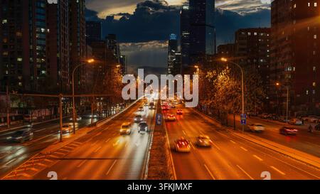 Trafic intense sur la route principale urbaine à Pékin au crépuscule Banque D'Images