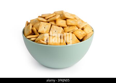 Casse-croûtes en biscuit sur une assiette sur un fond blanc. Beaucoup de biscuits salés sur une assiette. Banque D'Images