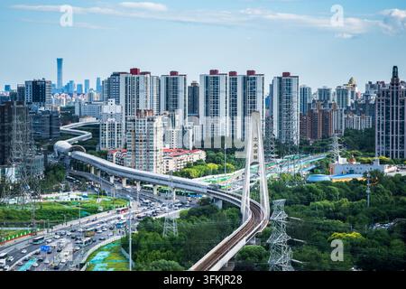 Un trafic intense circule sur l'autoroute urbaine surélevée à Lishuiqiao, Pékin Banque D'Images