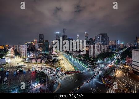 Traînées de feux de circulation la nuit au pont Guomao, Pékin Banque D'Images