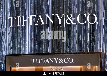 Le logo de Tiffany & Co., une célèbre entreprise de joaillerie américaine, à l'aéroport international de Hong Kong Banque D'Images