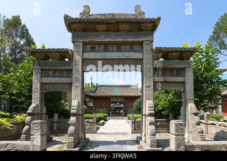 Xi'an, Chine. Un paifang, ou arche décorative, dans la cour de la Grande Mosquée de Xi'an Banque D'Images