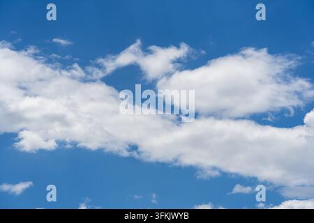 Fond de ciel clair, ciel bleu avec nuages blancs, asset de conception graphique haute résolution Banque D'Images
