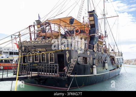 Zante Grèce, 9 septembre 2026 : Bateau de croisière touristique Royal Pirate amarré dans le port avec un style nautique décoratif, des cordages, des bouées de sauvetage, des mâts et Banque D'Images