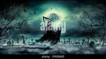 Faucheuse - Démon de la Mort avec une Faux et la Lune d'Halloween dans un Cimetière Banque D'Images