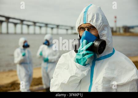 Portrait d'une femme en combinaison de protection menant une inspection écologique Banque D'Images