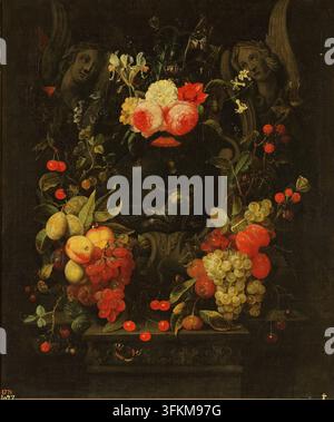 Guirlande de fleurs et fruits avec la Pietà, 1654-1703. Trompe l‘oeil représentant une image peinte de la Passion du Christ, au centre d’une niche en pierre avec deux têtes d’anges, et soutenue par un piédestal surmonté d’un cymatium ; l’image centrale semble entourée de fleurs et de fruits sous forme de couronne. Banque D'Images