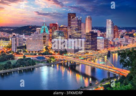 Pittsburgh, Pennsylvanie, États-Unis. Image aérienne de la ville de Pittsburgh, Pennsylvanie, lors d’un magnifique coucher de soleil d’été. Banque D'Images