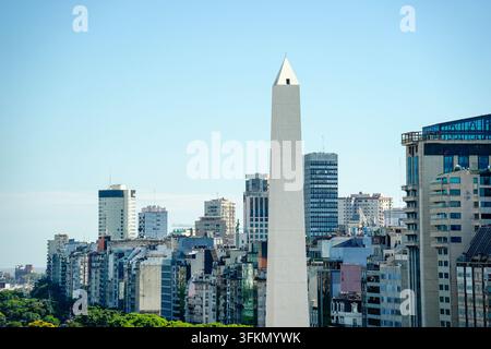Vue aérienne de l'emblématique monument obélisque blanc dominant l'agglomération urbaine dense de Buenos Aires, en Argentine, sous un ciel bleu clair Banque D'Images