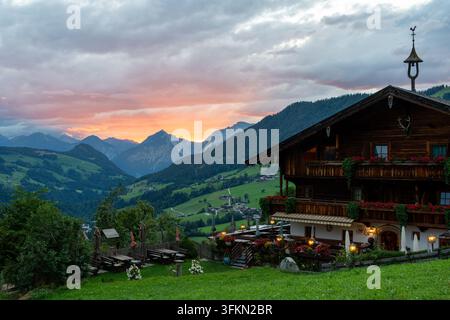 Alpbach, Autriche – 22 août 2026 : Coucher de soleil sur les montagnes à Alpbach Banque D'Images