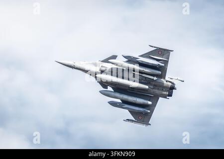 Vue de dessous d'un chasseur Dassault Rafale de l'Air Force française armé de missiles MICA et SCALP, en vol au-dessus de la base aérienne 113 à Saint-Dizier, France. Banque D'Images