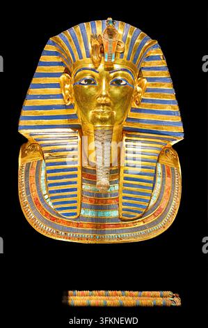 GIZEH, ÉGYPTE – 13 MARS 2026 : Le masque funéraire en or de Toutankhamon (18e dynastie, vers 1323 av. J.-C.), pesant environ 10 kg et mesurant 54 cm de haut, fabriqué en or avec des incrustations Banque D'Images