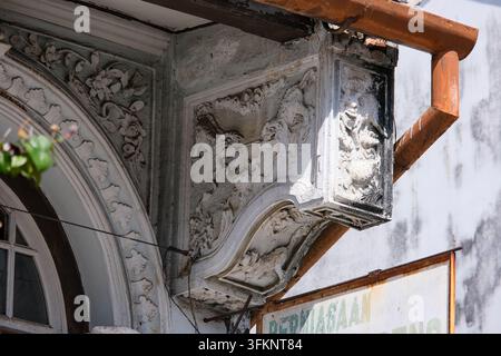 gros plan d'un relief en plâtre orné et de décorations architecturales florales sur une maison de commerce historique érodée à George Town, Penang, Malaisie. Banque D'Images