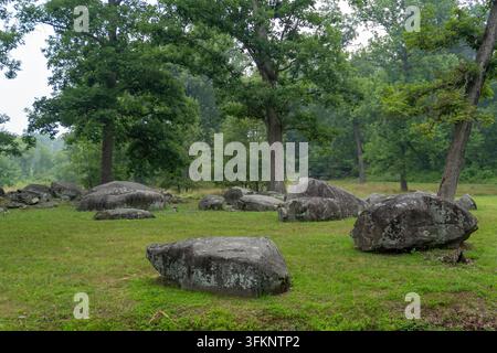 Voyages et Histoire : Gros blocs de granit et chênes près de Spangler's Spring et de Culp's Hill dans le parc militaire national de Gettysburg, Pennsylvanie Banque D'Images