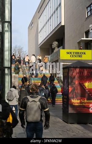 Les visiteurs montent des marches colorées au Southbank Centre de Londres pour visiter la Hayward Gallery lors d'une exposition d'art. Banque D'Images