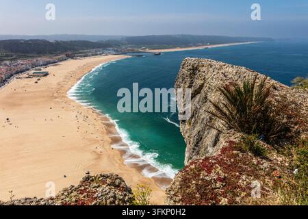 Longue plage de sable, Nazaré, connue pour sa longue plage de sable, ses falaises abruptes et ses énormes vagues, Nazaré, Portugal, Nazaré, Portugal Banque D'Images