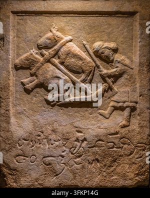 Pierre tombale, scène de labourage antique avec un fermier et deux bœufs, XVIe siècle, Convento de Cristo, forteresse et monastère de l'ordre des Templiers datant de 1160, U Banque D'Images