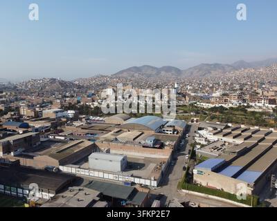 Vue aérienne d'entrepôts industriels et de développement urbain à San Juan de Miraflores, Lima, Pérou. Banque D'Images