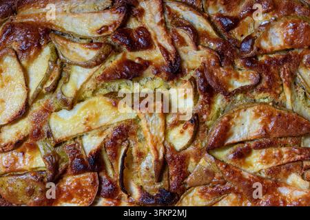 Texture et croûte de tarte aux poires maison, gros plan. Fond de vue supérieure détaillé de la croûte de tarte aux poires maison fraîchement cuite avec des fruits tranchés caramélisés an Banque D'Images