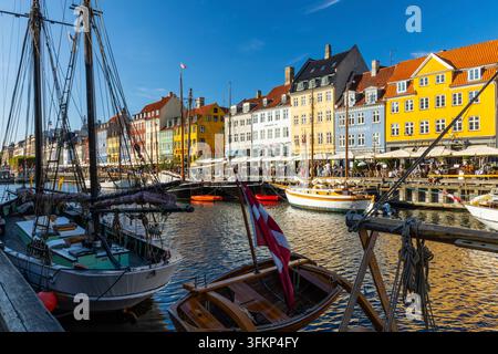 Bateaux devant des maisons aux toits colorés à Nyhavn, Copenhague, Danemark Banque D'Images