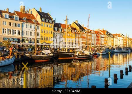 Bateaux devant des maisons aux toits colorés à Nyhavn, Copenhague, Danemark Banque D'Images