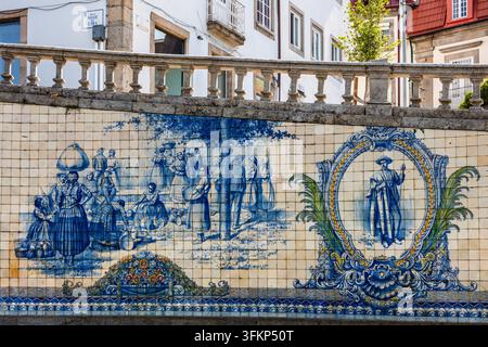 Painel de Azulejos do Rossio historique sur la Praca da Republica avec des scènes traditionnelles de la vie quotidienne des gens de la région historique de Viseu, c Banque D'Images