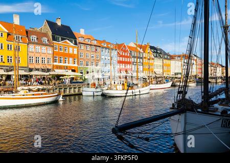 Bateaux devant des maisons aux toits colorés à Nyhavn, Copenhague, Danemark Banque D'Images