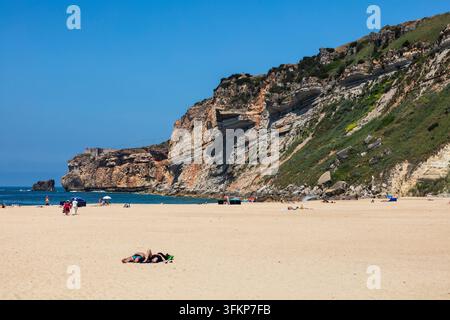 Longue plage de sable, Nazaré, connue pour sa longue plage de sable, ses falaises abruptes et ses énormes vagues, Nazaré, Portugal, Nazaré, Portugal Banque D'Images