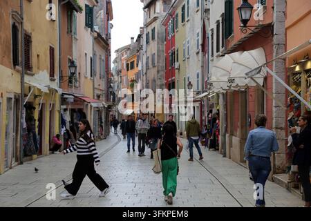Rue piétonne animée avec des bâtiments colorés à Rovinj, en Croatie. Banque D'Images