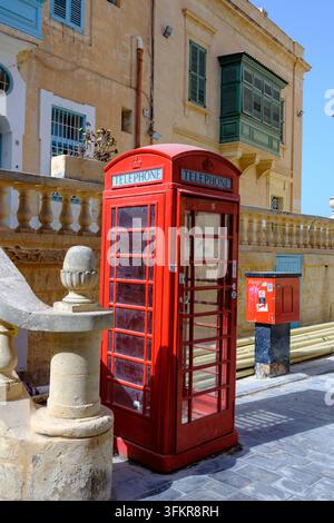Une cabine téléphonique britannique rouge K6 historique située sur la place de l'Indépendance à La Valette, Malte Banque D'Images