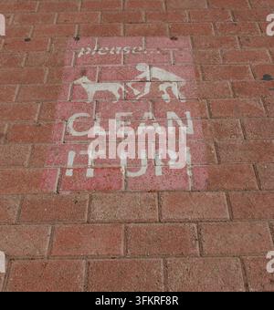 Un panneau d'information et d'avertissement graphique sur le trottoir demandant de bien vouloir le nettoyer, destiné aux propriétaires de chiens à Malte Banque D'Images