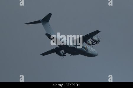 L'avion de transport militaire RAF Airbus A400M Atlas immatriculé ZM420 survolant Salisbury, Wiltshire, Angleterre. Banque D'Images