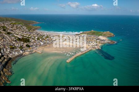 Un paysage panoramique aérien de la ville touristique populaire de St Ives en Cornouailles, Royaume-Uni, avec le sable blanc de la baie du port de St Ives et un ciel bleu par une bell Banque D'Images