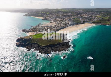Un paysage panoramique aérien depuis l'océan de la ville touristique populaire de St Ives en Cornouailles, Royaume-Uni, avec les plages de sable blanc et l'océan turquoise u Banque D'Images