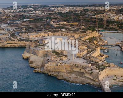Vue aérienne du Fort Manoel, un fort historique en forme d'étoile situé sur l'île de Manoel, entouré par la mer Méditerranée et la zone portuaire de Valletta à Vallet Banque D'Images
