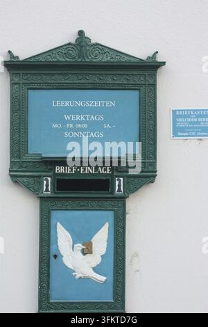 Une vieille boîte aux lettres sur la Munsterplatz, Bâle, Suisse Banque D'Images