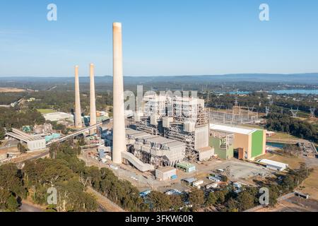 Vue aérienne de la centrale électrique de Vales Point, une grande centrale électrique à charbon près de Mannering Park, NSW, Australie. Banque D'Images