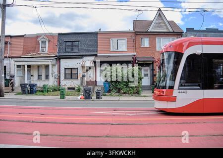 Tramway de banlieue de Toronto légèrement flou passant devant des maisons sur Bathhurst Street, entrant par la droite du cadre Banque D'Images