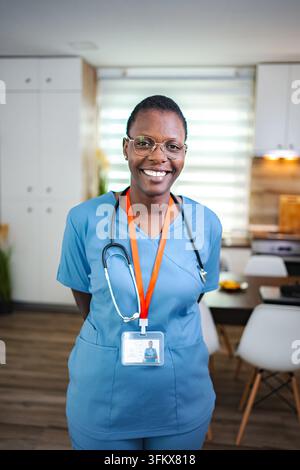 Médecine souriante portant une blouse et un stéthoscope Banque D'Images
