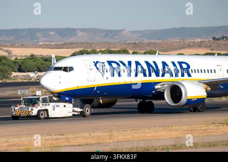 Avion de ligne commercial à fuselage étroit Ryanair Boeing 737 MAX en remorquage à l'aéroport Adolfo Suárez Madrid–Barajas. Banque D'Images