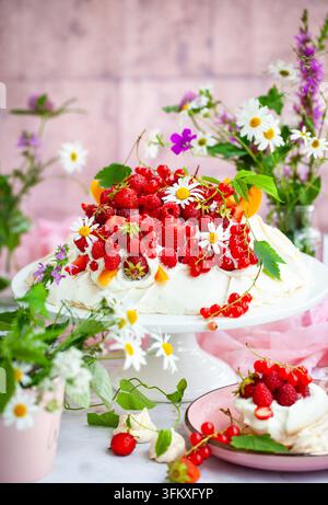 Délicieux gâteau meringue Pavlova décoré de baies fraîches d'été Banque D'Images